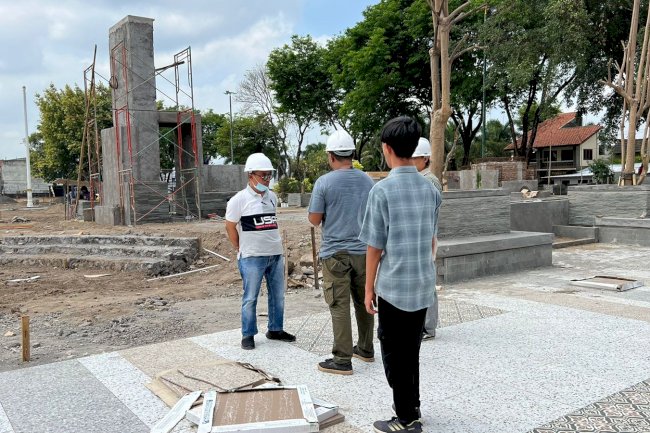 Monitoring pelaksanaan Revitalisasi Alun Alun Minggu ke-14