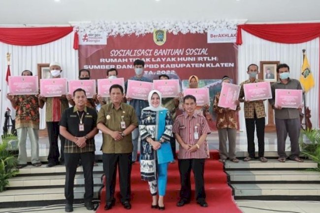 Entaskan Kemiskinan, Bupati Klaten Serahkan 525 Unit Bantuan RTLH