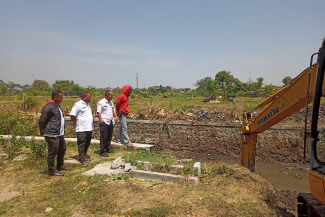 Kepala Bidang Perumahan Rakyat Meninjau Pekerjaan Peningkatan dan Penataan TPU Tegal Binangun