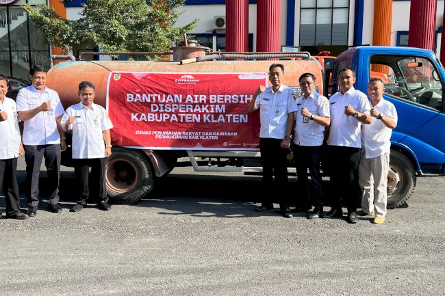Disperakim Menyerahkan Bantuan Air Bersih Kepada BPBD Untuk Disalurkan Kepada Masyarakat Kabupaten Klateng Terdampak Kekeringan