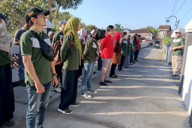 Gotong Royong untuk kerapian dan kebersihan TPU Tegal Binangun