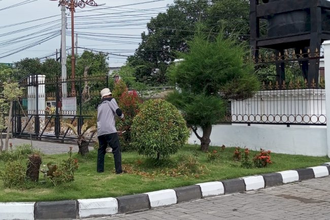Kegiatan Rutin Kebersihan dan Perapian Taman Gedung Grha Bung Karno