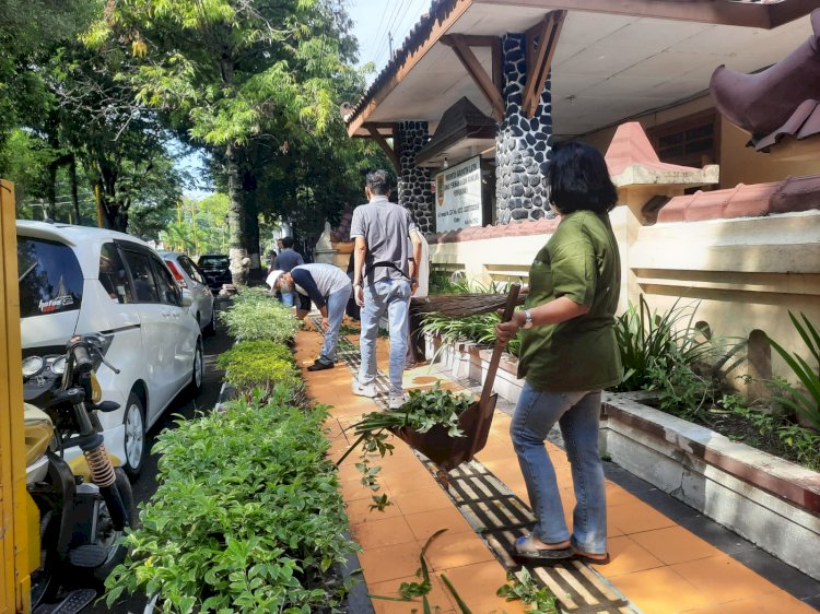 Jumat Bersih di Kantor Dinas Perumahan dan Kawasan Permukiman 