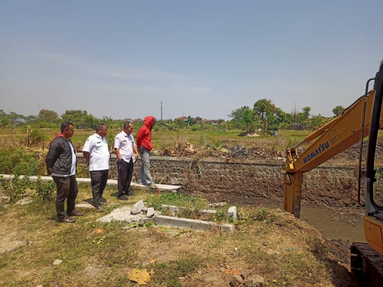 Kepala Bidang Perumahan Rakyat Meninjau Pekerjaan Peningkatan dan Penataan TPU Tegal Binangun