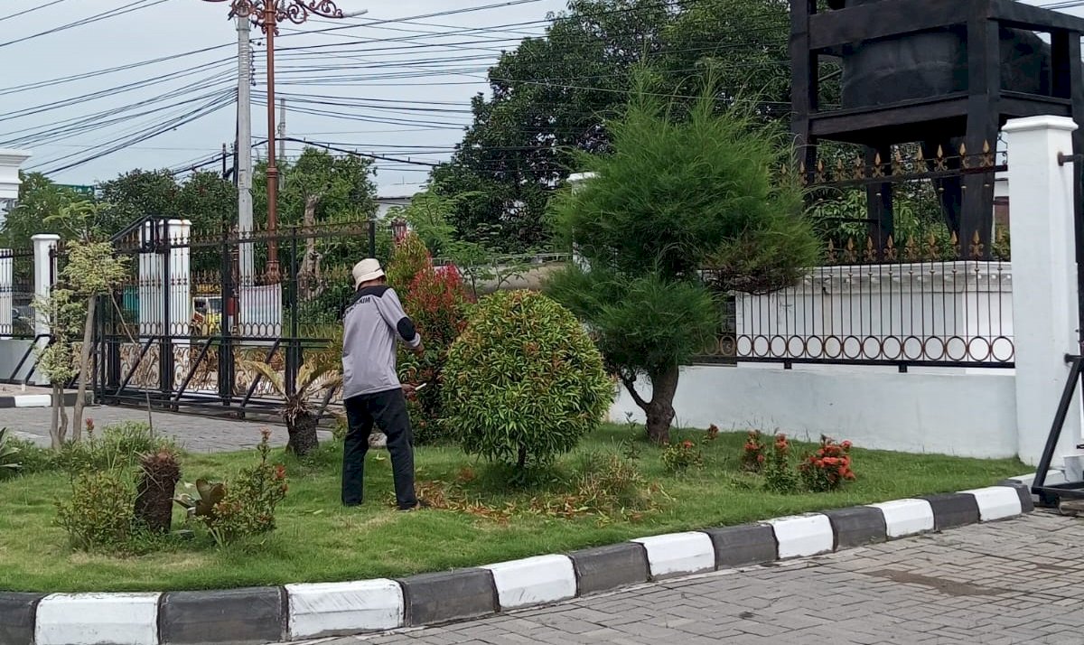 Kegiatan Rutin Kebersihan dan Perapian Taman Gedung Grha Bung Karno