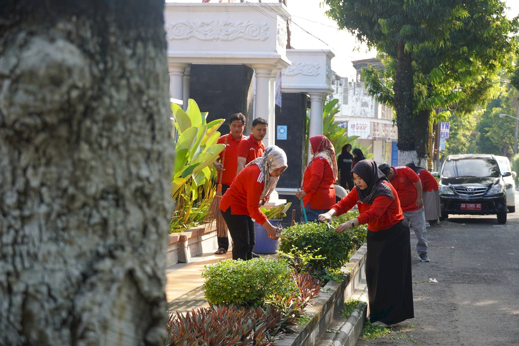 Kerja Bakti di Disperakim: Lingkungan Sehat, Produktivitas Meningkat !